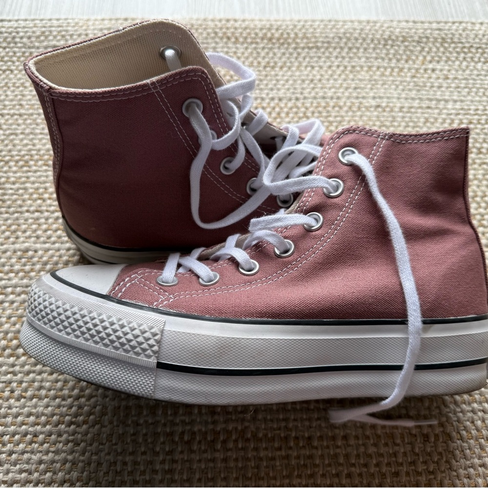 💛SOLD💛 
Converse Pink High-Top Sneakers Canvas Classic